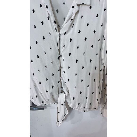 Knot Sisters Women's Cactus Print Button Down Revolve Top Cream Black Size XS - Picture 4 of 12